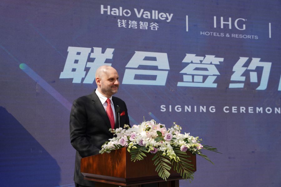 洲際華東區(qū)運(yùn)營(yíng)副總裁Benjamin Zahn發(fā)言介紹洲際酒店及holiday inn情況.JPG