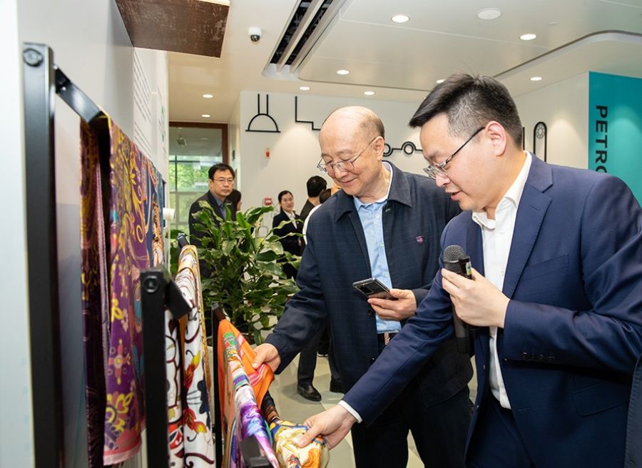 化學等展區(qū)交流參觀場景 - 副本(1).jpg